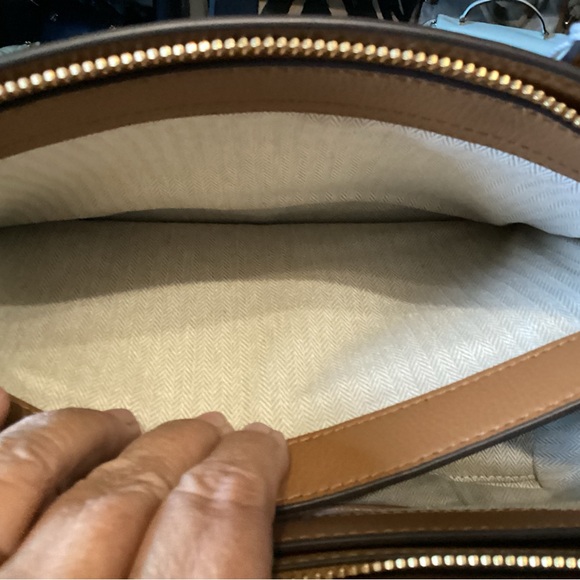 Tory Burch NWT camel brown pebbled shoulder bag with gold hardware - Picture 7 of 16